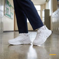 圖片 FOOTSPOT-童裝白色旋轉鈕扣免繫鞋帶 運動鞋 ( Kids’ White Slip-On Sneakers with Twist Lock Dial)